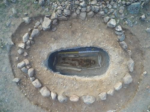「韓國文物廳國立文化遺產研究所」日前在蒙古西北部阿爾泰山的一處古墓中，發現一具約2000年前的男性乾屍，身高約165至170公分，身上殘留的衣服經鑑定後，為「中原人」的服飾。研究所也表示，會在本月將乾屍衣物送回韓國，做進一步調查，並查明乾屍身分。（圖／翻攝自網易新聞網）