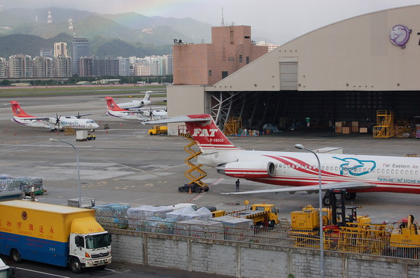 ▲遠東航空2架飛機在拖離棚廠時發生擦撞，導致航班大亂。（圖／民眾提供）