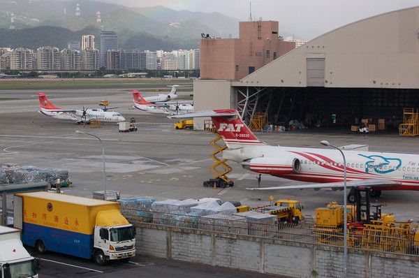 ▲遠東航空2架飛機在拖離棚廠時發生擦撞，導致航班大亂。（圖／民眾提供）