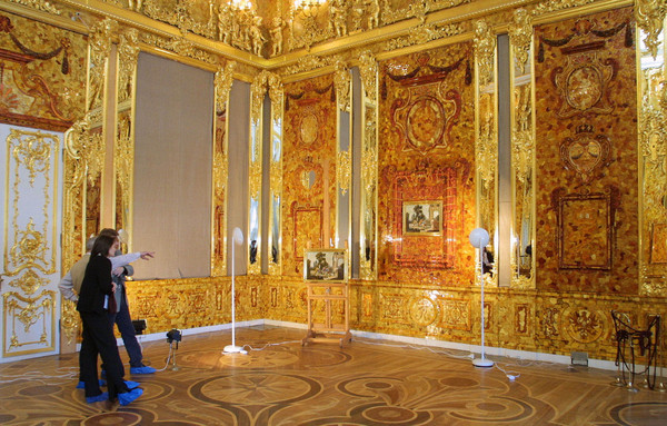 ▲2002年時，俄羅斯用同等材料重建了金璧煌煌  的琥珀廳。(圖／達志影像／美聯社)