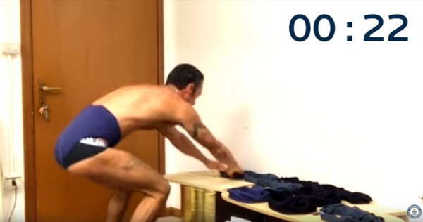 ▲▼ 義大利肌肉猛男30秒穿13件內褲，破金氏世界紀錄。（圖／翻攝自Youtube）
