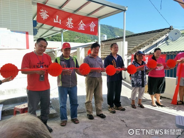 華山基金會延平天使站喬遷至新址，舉辦「讓愛蔓延」建站茶會。村長及地方仕紳一同剪綵開啟華山在延平耕耘的服務新里程。（圖／華山基金會提供）