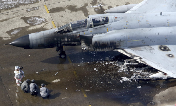 ▲▼日本航空自衛隊一架F-4戰鬥機今天在茨城縣百里基地起飛前突然起火，機上兩名飛行員及時逃離。（圖／達志影像／美聯社）