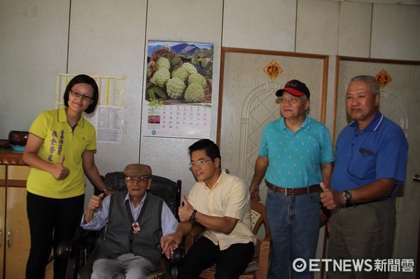 台東縣黃健庭縣長在九九重陽節前夕，探視107歲潘聯合百歲人瑞，贈送2錢金鎖片、敬老禮金及潘阿公最喜歡吃的葡萄，對於潘阿公示範獨門潘氏健康操，大大稱讚。（圖／台東縣政府提供）