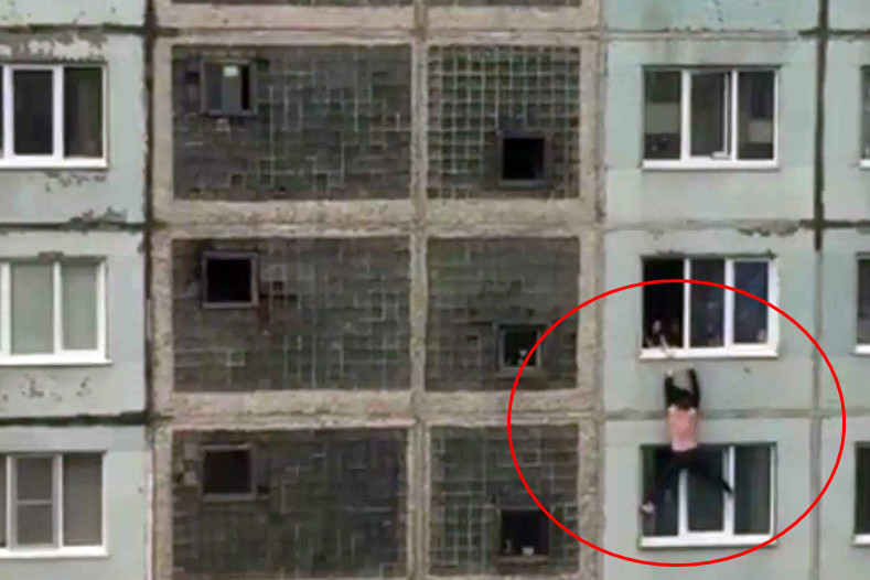 ▲俄羅斯男子杜伊特（Vitaly Dudet）與女友吵架，竟然爬出窗外，雙手掛在窗台上。（圖／翻攝自liveleak影片）