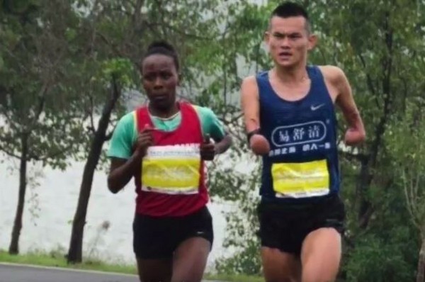 ▲▼中國斷臂體育選手任耀跑步時，衣索比亞女選手給他遞水。（圖／翻攝自梨視頻）