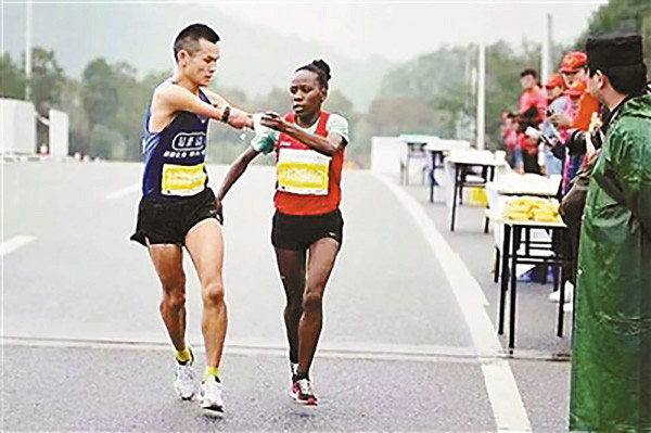 ▲▼中國斷臂體育選手任耀跑步時，衣索比亞女選手給他遞水。（圖／翻攝自北京青年報）