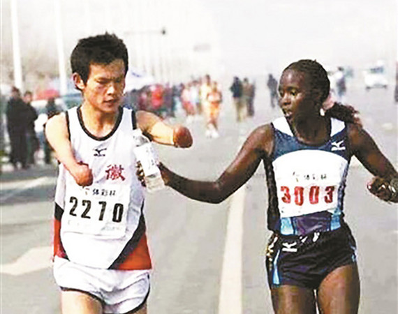 ▲▼中國斷臂體育選手任耀跑步時，衣索比亞女選手給他遞水。（圖／翻攝自北京青年報）