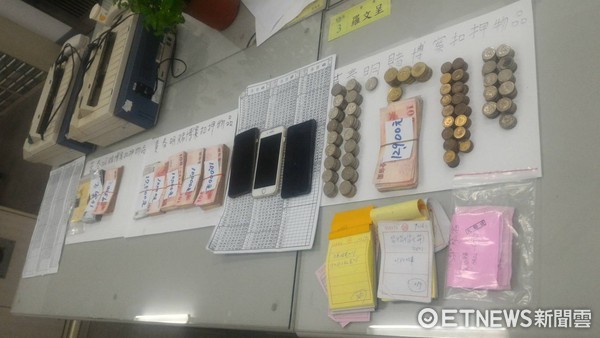 ▲台南市警五分局起獲簽單、傳真機及賭資等證物。（圖／記者林悅翻攝）