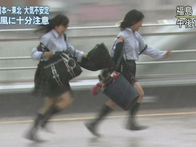 吹陣風也要拍女高中生　日本天氣節目狂拍「露內褲畫面」