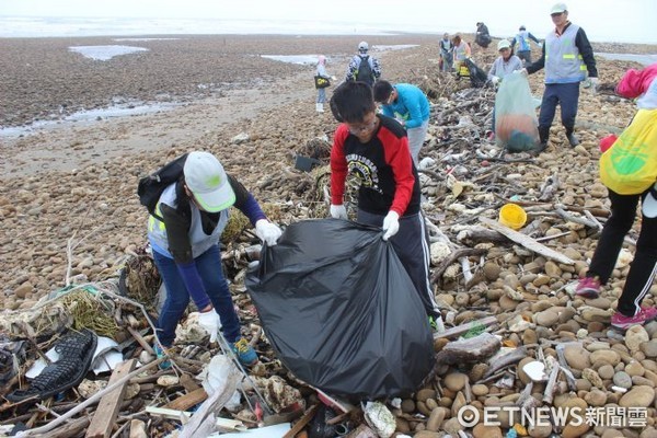 ▲埔心溪淨灘清出500公斤垃圾　前3名塑膠袋、鋁箔包、飲料杯。（圖／記者謝侑霖翻攝）