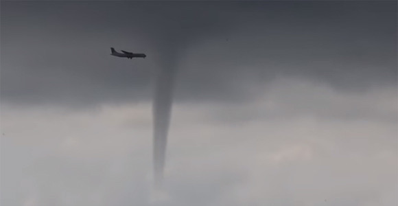 索契機場外飛機飛過水龍捲（圖／翻攝自YouTube@RT）
