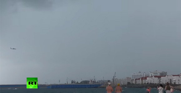 索契機場外飛機飛過水龍捲（圖／翻攝自YouTube@RT）