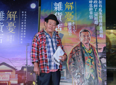 台灣僅存手繪海報職人　人物配上傳統復古文字　誓言畫到看不見為止