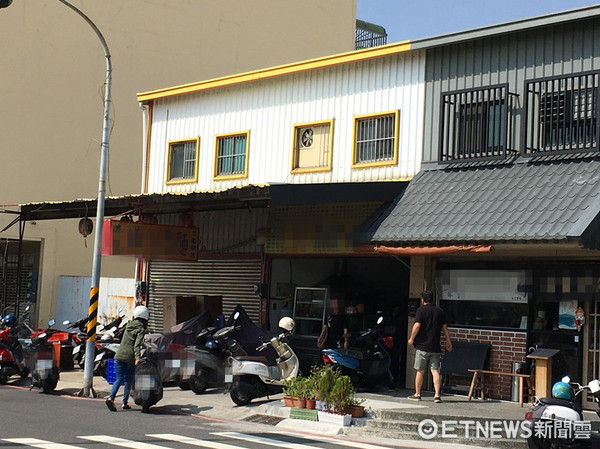 ▲該部車輛先在永華三街轉彎進入建平11街時，疑車速過快轉弧大，在路口旁擦撞一名騎車到該處買鱔魚意麵的洪姓婦人機車尾部及一部停該處機車。（圖／記者林悅攝）