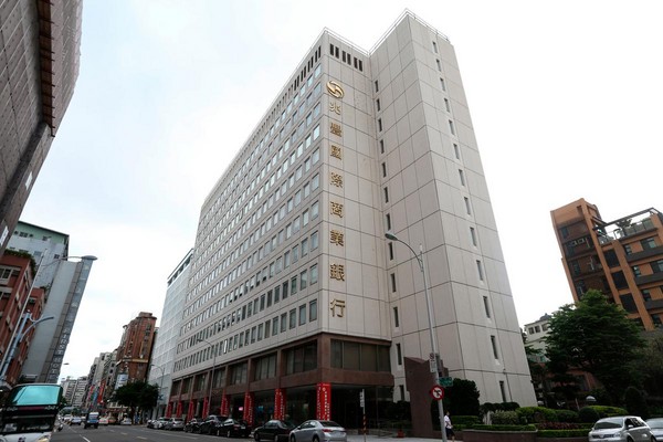 兆豐銀總行發現後已報警,並申請保險理賠。