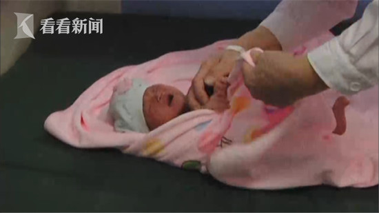 ▲產婦剛走進醫院電梯，隨即生下寶寶。（圖／翻攝自陸網）