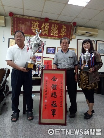 ▲李永華父子所飼養錦鯉屢屢獲大奬，好友張榮健前往祝賀。（圖／記者楊熾興攝）