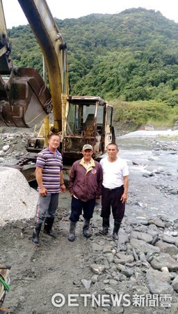 遊客李先生與4名友人受困河水暴漲湍急的河床口,經花蓮紅葉派出所員警調來怪手協助,最終順利脫困。(圖/鳳林警分局提供)