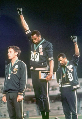 兩名黑人奧運舉手成英雄，但他們永遠難忘「一旁沒舉手的白人」（圖／wordmag）