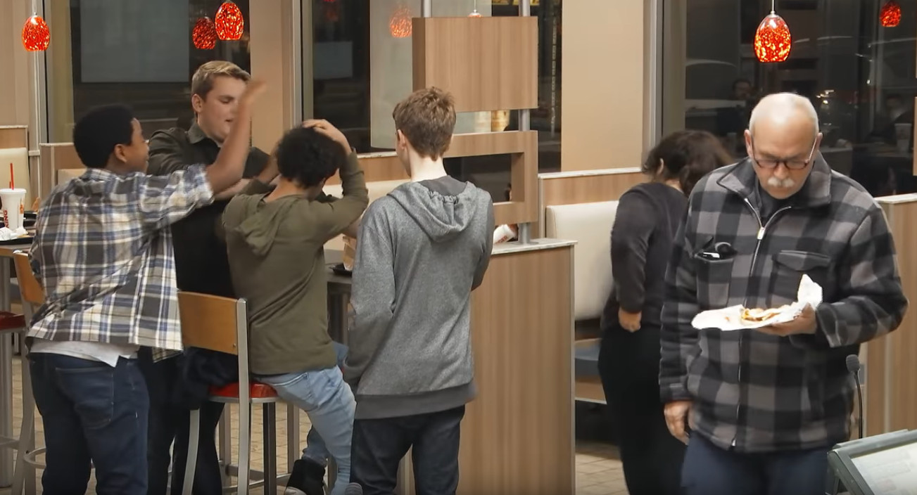 漢堡王推社會實驗　現場霸凌小男孩與華堡　客人都假裝沒看到（翻攝自YOUTUBE/Burger King廣告）