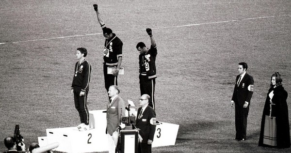 兩名黑人奧運舉手成英雄，但他們永遠難忘「一旁沒舉手的白人」（圖／wordmag）