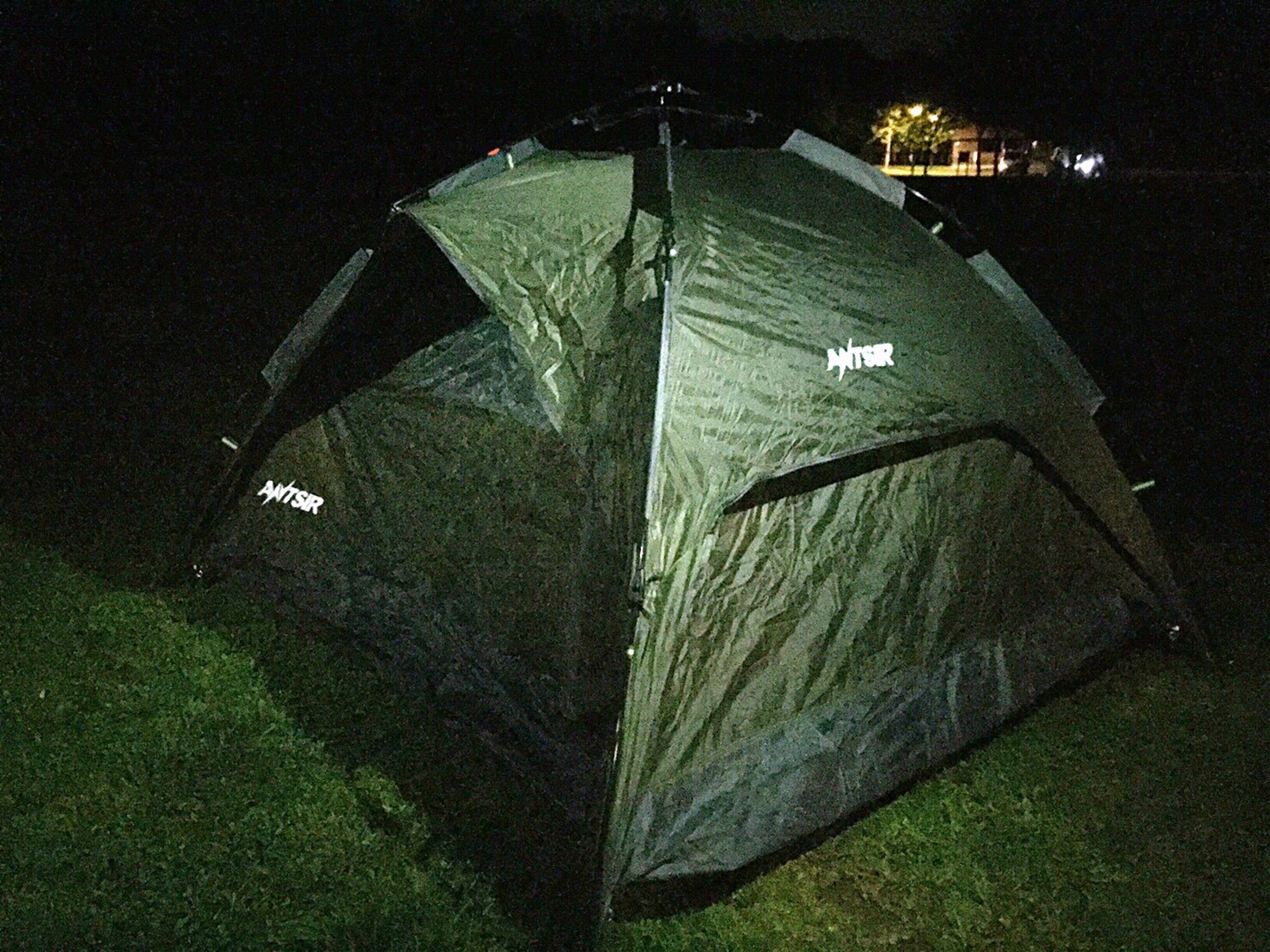 帐篷外沙沙作响…旅游业开发露营点 无人湖畔