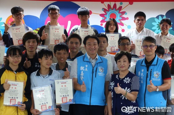 花蓮市公所首度舉辦「106年度航空噪音回饋金之獎助學金補助計畫」的頒獎活動,鼓勵品行優良、奮發向上的年輕學子,每位學生獲贈獎學金1200元。(圖/花蓮市公所提供)