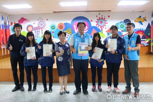 花蓮市公所首度舉辦「106年度航空噪音回饋金之獎助學金補助計畫」的頒獎活動,鼓勵品行優良、奮發向上的年輕學子,每位學生獲贈獎學金1200元。(圖/花蓮市公所提供)