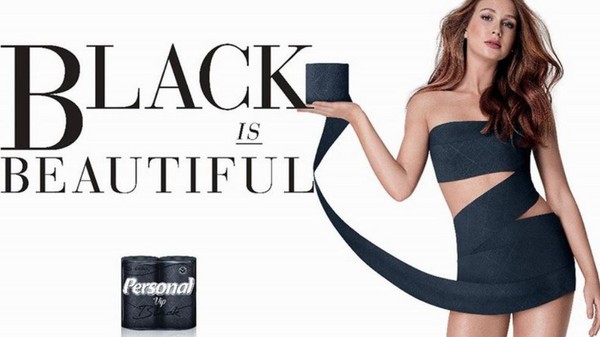 ▲▼「黑就是美」　巴西黑色廁所衛生紙廣告種族歧視。（圖／翻攝自推特／@RT_com）