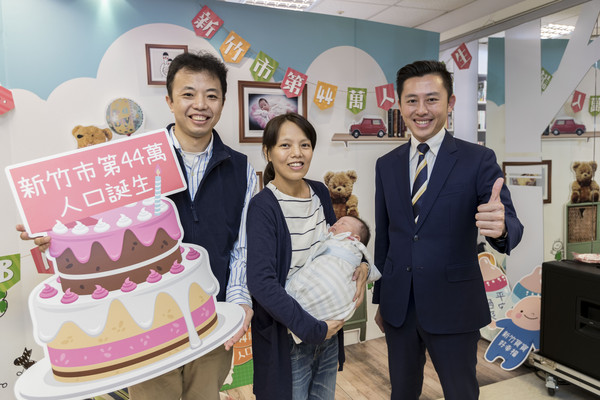 ▲新竹市第44萬新生兒林元麒與市長合影。