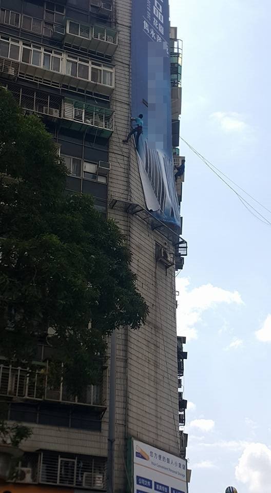 女跑到台北市錦州街附近的大樓想跳樓。（圖／翻攝「爆料公社」臉書社團）