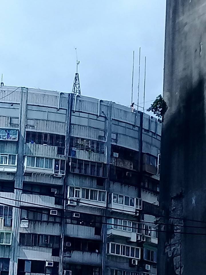女跑到台北市錦州街附近的大樓想跳樓。（圖／翻攝「爆料公社」臉書社團）