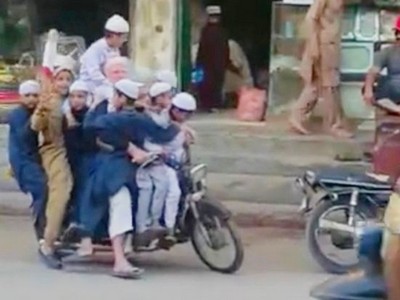 「1大人+10個小孩」共乘一輛摩托車！巴國騎士習慣這樣騎