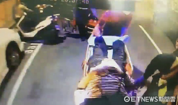 ▲張姓街友疑因地盤問題,遭林姓街友往肚子狠刺一刀。(圖/記者林煒傑翻攝)