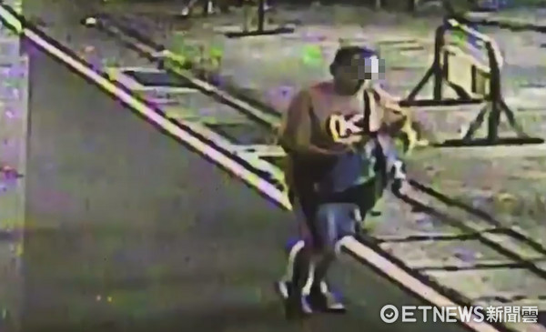 ▲張姓街友疑因地盤問題,遭林姓街友往肚子狠刺一刀。(圖/記者林煒傑翻攝)