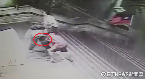 ▲張姓街友疑因地盤問題,遭林姓街友往肚子狠刺一刀。(圖/記者林煒傑翻攝)