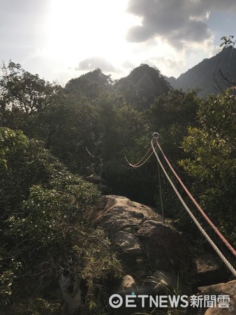 ▲新北市三峽五寮尖山區步道,今下午2時傳男子墜落30公尺深山谷。(圖/記者林煒傑翻攝)