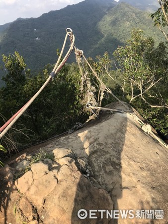 ▲新北市三峽五寮尖山區步道,今下午2時傳男子墜落30公尺深山谷。(圖/記者林煒傑翻攝)