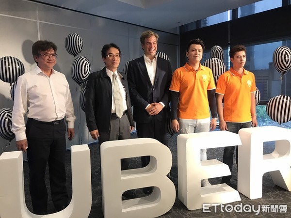 ▲uberTAXI正式上線，初期在台北率先登場，比照小黃費率收費，僅收現金。（圖／記者賴文萱攝）