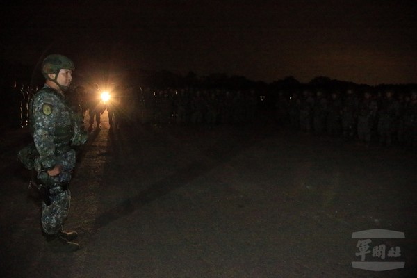 長青操演夜間機動 官兵展現勤訓精練成果