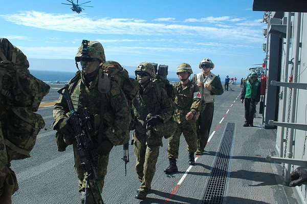 ▲▼日本自衛隊西部方面普通科連隊派遣隊員前往美國加州的聖克利門蒂島參加2012年「鐵拳演習」。這個連隊被規劃為水陸機動團的核心基底部隊。（圖／翻攝自維基百科）