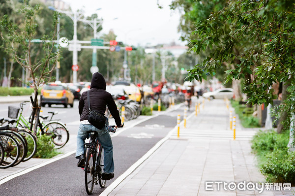 新生南路自行車道,運動休閒,節能減碳,人行道透水鋪面。（圖／記者李毓康攝）