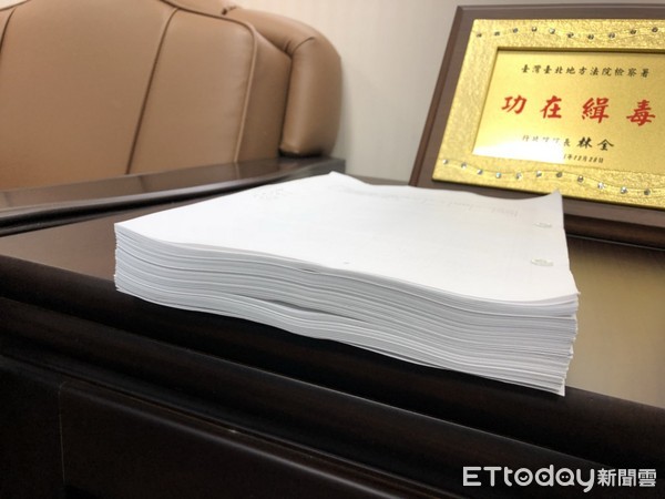 ▲▼遠雄弊案偵結起訴，厚達近500頁的遠雄弊案起訴書，一共起訴31人。（圖／記者林裕豐攝）