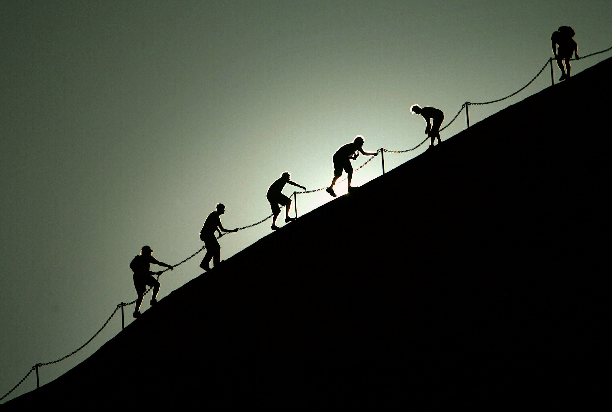 ▲▼ 遊客利用繩索攀登澳洲知名旅遊勝地「烏盧魯」（Uluru，又稱「艾爾斯岩」）。（圖／路透社）