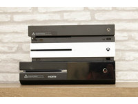 由下至上分別是初代 XBOX ONE、XBOX ONE S、XBOX ONE X。