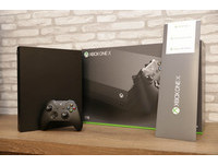 「XBOX ONE X 1TB 黑潮版」中也包含了基本主機說明書、「XBOX GAME PASS」，以及「XBOX LIVE GOLD」等紙本文件。