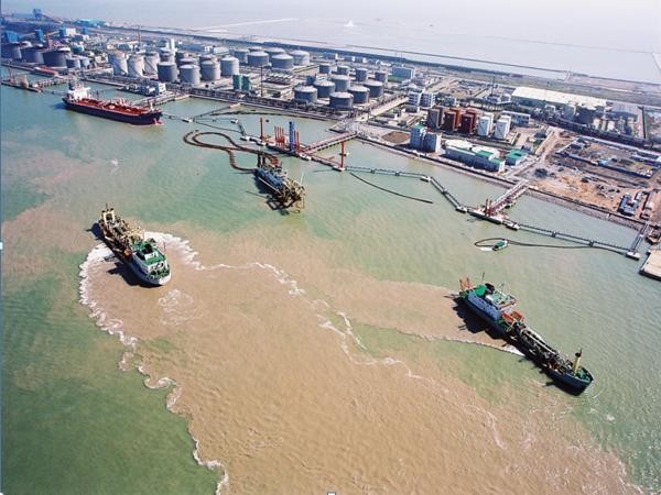 ▲▼3艘大型耙吸船在天津港25萬噸級航道施工。（圖／翻攝自中交天津航道局有限公司網站）