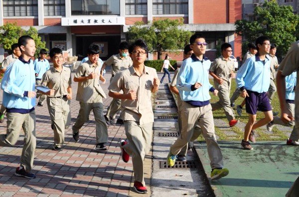 台南一中學生升級時跑步進場。（圖／翻攝台南一中臉書粉專）