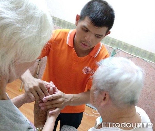 ▲照顧實務指導員教導關節按摩。(圖/弘道老人基金會提供)